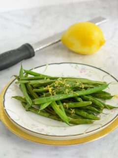 Lemon Green Beans make a fresh, healthy, and easy side dish that can be served year round. Gluten Free, Dairy Free, Paleo, Vegan | ahealthylifeforme.com