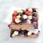 Berry Crumble Bars are loaded with summer fruit healthy nuts and are gluten and dairy free | ahealthylifeforme.com