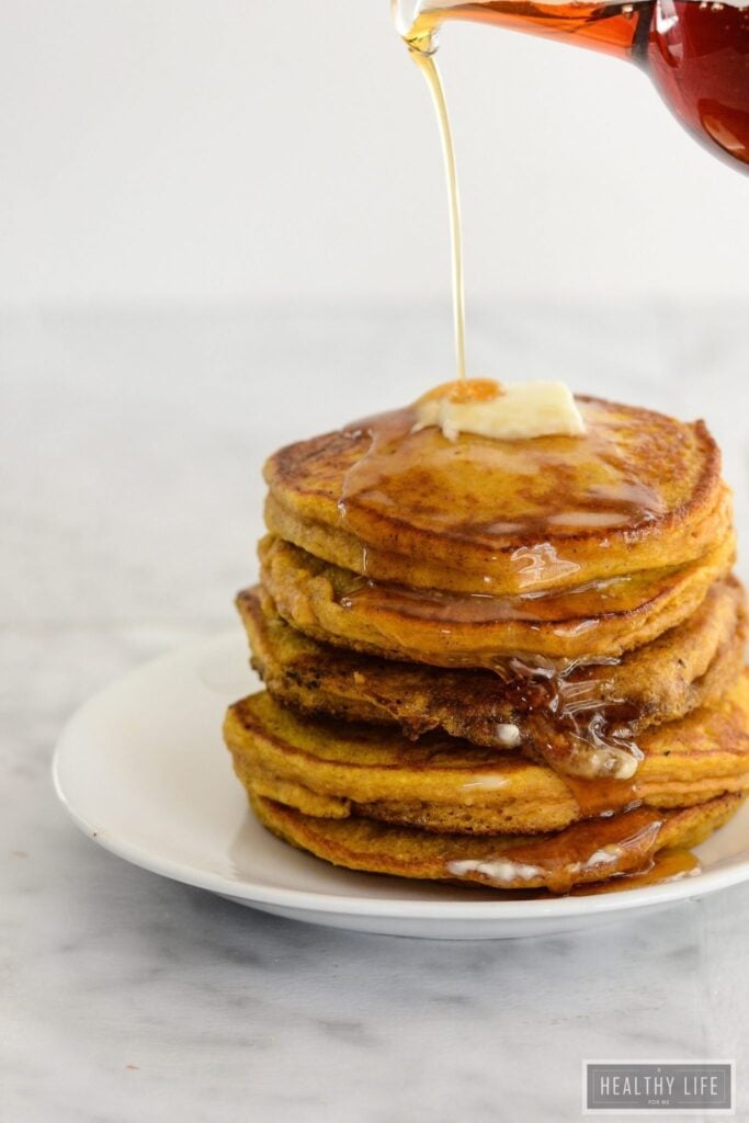 Paleo Pumpkin Spice Pancakes are the perfect stack of breakfast cakes with a taste of fall | ahealthylifeforme.com