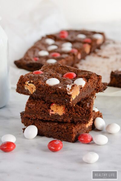 4 peppermint brownies stacked on top of one another.