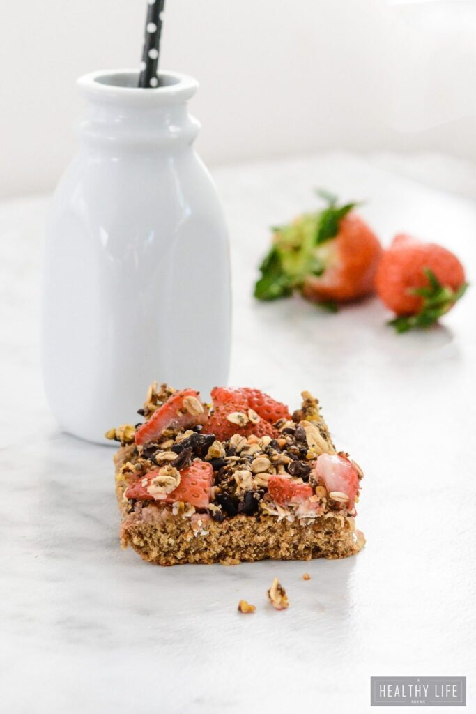 Oatmeal Pistachio Strawberry Superfood Breakfast Bars Recipe | ahealthylifeforme.com