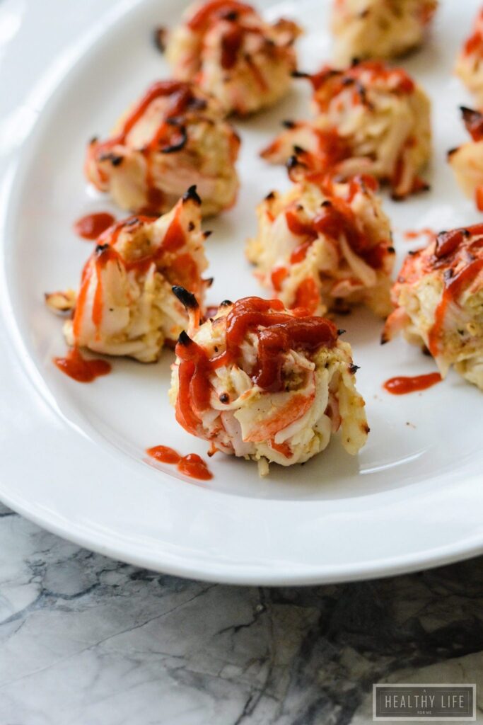 These Spicy Crab Bites are an inexpensive, quick and easy recipe that are perfect to serve at your next party or barbecue. These gluten free bites only take 20 minutes to prepare | ahealthylifeforme.com