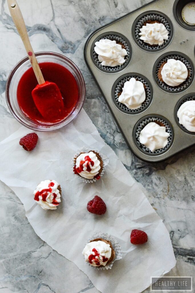 Chocolate Fudge Ice Cream Cupcake has a creamy chocolate fudge base topped with a bit of whip cream and fresh raspberry sauce. Making the perfect bite size cold summer treat to enjoy all summer long | ahealthylifeforme.com