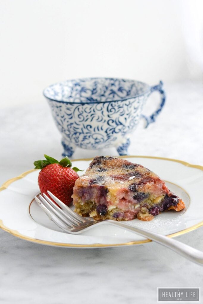 This Mixed Berry White Chocolate Cake is the perfect cake to celebrate summer | ahealthylifeforme.com