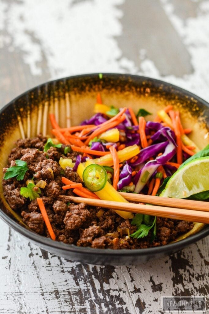 This Asian Beef Rainbow Salad is ready to eat in minutes, is loaded with tons of raw good for you vegetables, and perfectly seasoned and cooked ground beef | ahealthylifeforme.com