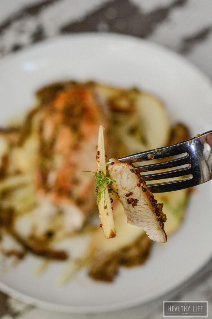 This Pan Roasted Chicken with Apple Fennel Slaw is a delicious dinner recipe that is cooked in one pan and only takes 30 minutes to prepare. A great healthy, high protein, low-calorie weeknight dinner | ahealthylifeforme.com