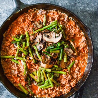 Ground beef, roasted mushrooms, and asparagus mixed in with Farro, an ancient grain all tied together with a marinara sauce. A hearty, delicious and nutritious recipe | ahealthylifeforme.com