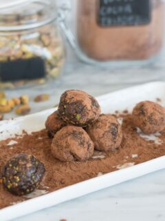 Rolling protein bites in cacao powder.